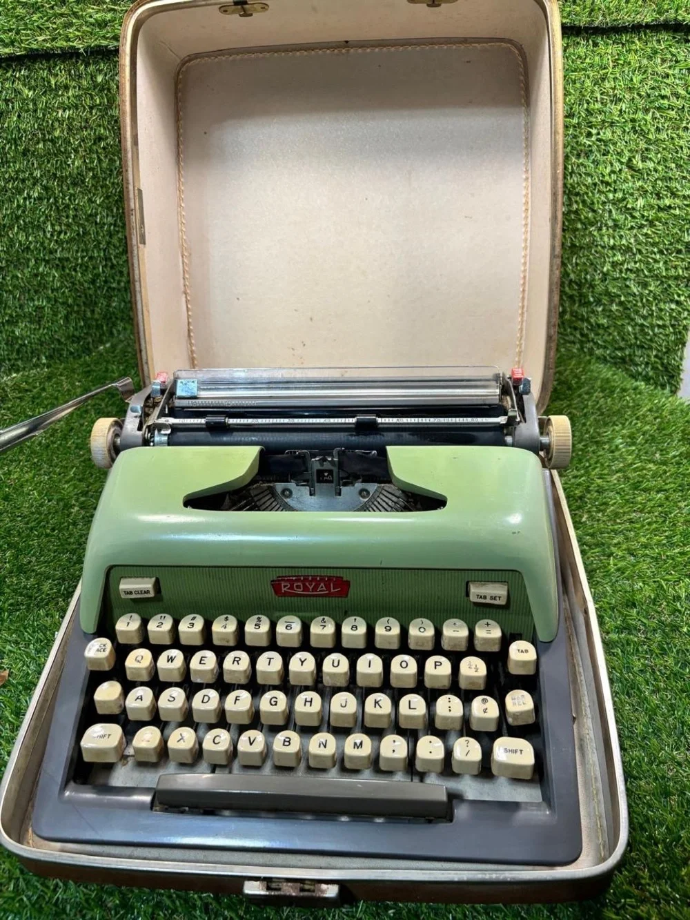 Vintage Royal Safari Portable Manual Typewriter Green with Case